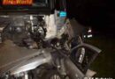 T: Fahrzeuglenker schleudert mit Pkw gegen Lkw