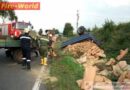 Nö: Zwei beladene Traktoranhänger umgestürzt