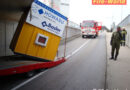 Nö: Mit zu hohem Container auf Anhänger durch Unterführung in Aschbach