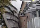 D: Losgerissenes Gerüst neigt sich gefährlich zur Straße
