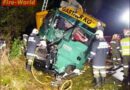 Oö: Zwei Personen bei Lkw-Unfall eingeklemmt