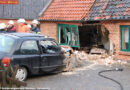 D: Autolenkerin prallte gegen Wohnhaus und durchschlug Mauer