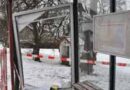 Oö: Pkw rammt Buswartehäuschen
