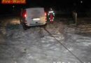 Nö: Kleinbus bleibt beim Umdrehen im Feld stecken