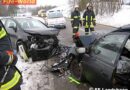 Oö: Eingeklemmter Fahrzeuglenker von Notarzt aus Fahrzeug befreit
