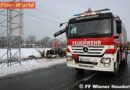 Nö: Pkw kommt neben der Autobahn im Feld zu stehen
