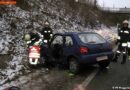 Oö: Frau nach Unfall im Wrack eingeklemmt