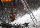Nö: Pkw rammte in einer Kurve einen Strommasten