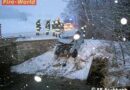 Nö: Pkw durchbricht ein Brückengeländer und stürzt ins Bachbett