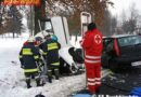 Oö: Frontalzusammenstoß zweier Fahrzeuge -> eine Person eingeklemmt