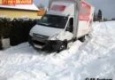 Oö: Möbeltransporter rutscht in den Straßengraben