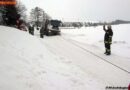 Nö: Lastkraftwagen mittels Seilwinde aus dem Schnee befreit