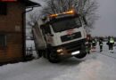 Oö: Lkw rutscht gegen eine Hauskante