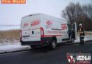 Nö: Kleintransporter kommt von der Straße ab und bleibt im Schnee stecken