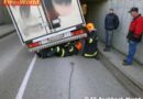 Nö: Klein-Lkw bleibt in einer Unterführung hängen