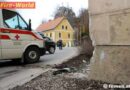 Stmk: Fahrzeug prallte gegen eine Hausmauer