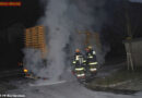 Oö: Mit Holz beladener Lkw-Anhänger gerät bei Hartkirchen in Brand