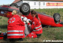 Nö: Fahrzeugüberschlag vor dem Feuerwehrhaus Haindorf