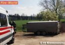 Oö: Person unter Pkw-Anhänger eingeklemmt