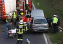 Oö: Person mitt hydr. Rettungsgerät aus verunfallten Fahrzeug befreit