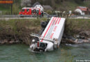 Nö: Schwerer Unfall mit 2 Lkw -> Ein Fzg in Bach gestürzt