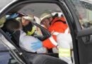 D: Lenker nach Unfall im Baustellenbereich aus Fahrzeug gerettet