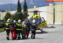 Stmk: Pkw kollidert mit zwei Motorradfahrer -> Person eingeklemmt