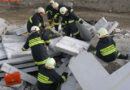 Oö: FF Gunskirchen beübte Rettung von unter Betonteil Verschütteten