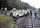 Stmk: Fahrzeug landete nach Unfall auf einer Bahnstrecke
