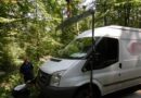Oö: Kleintransporter mit Hilfe eines Kranes befreit