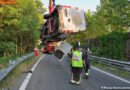 Nö: Kleintransporter kommt nach Unfall auf der Leitschiene zum liegen