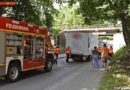 D: Lkw steckt in Bahnunterführung fest