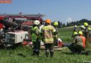 Oö: Person unter umgestürzten Traktor eingeklemmt