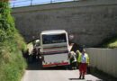 Nö: Voll besetzter Autobus blieb in einer Unterführung stecken