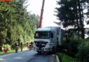 Oö: Sattelzug kommt nach Unfall in starker Schräglage zum stehen
