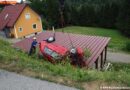 Stmk: Pkw landet nach Kollision auf einem Carport