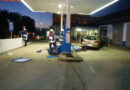 Deutschland: Fahrzeug fährt in Tankstelle und reißt Tanksäule ab