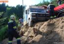 Nö: Wohnwagen droht nach Mauerrutsch abzustürzen