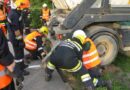 Nö: Lkw-Zug fährt über Begrenzungssteine und hängt fest