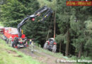 Oö: Traktor samt Güllefass in Hartkirchen über Steilhang in Wald gestürzt