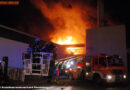 Deutschland: Massiver Schaumeinsatz bei Großfeuer in Dachfabrik