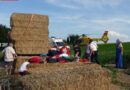 Oö: Mann von 200kg schweren Strohballen schwer Verletzt