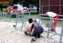 Nö: Beachvolleyballer bleibt in Begrenzungszaun stecken