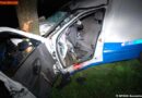 Nö: Pkw prallt in einer Kurve gegen einen Baum