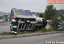 Oö: Bergung eines umgestürzten Möbel-Kleintransporters in St. Florian