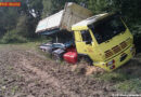 Bgld: Lkw in Acker festgefahren