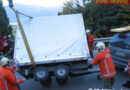 Oö: Umgestürzter Pkw-Anhänger blockiert Großalm Landesstraße