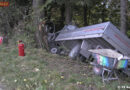 Oö: Klein-Lkw in Pettenbach gegen Baum geprallt