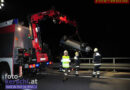 Oö: Spektakulärer Unfall-> Auto fliegt von Brücke