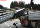 Stmk: Lkw reißt Überkopfwegweiser aus -> Dieser landet auf Lkw